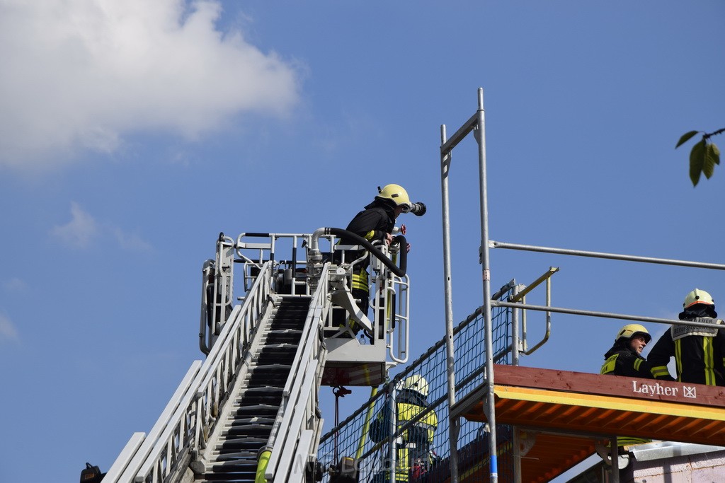 Dachstuhlbrand Koeln Poll Geislarerstr P550.JPG - Miklos Laubert